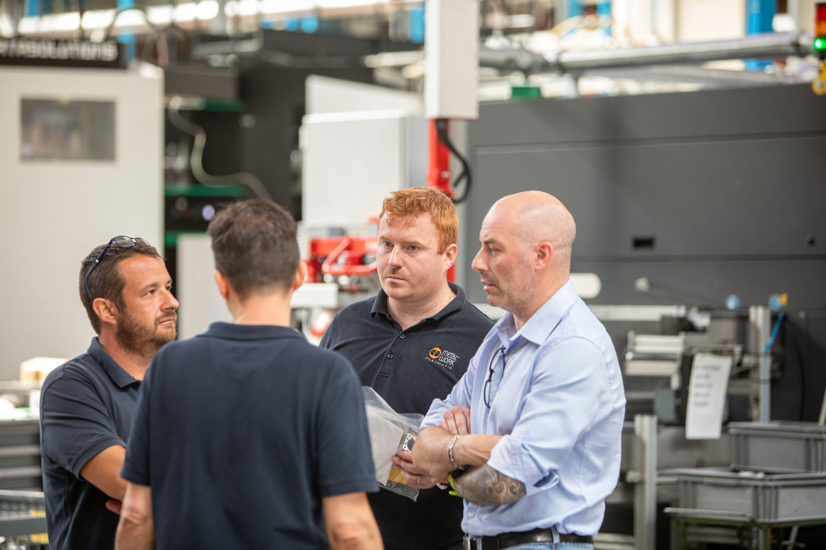 تصویر پرسنل در حال کار