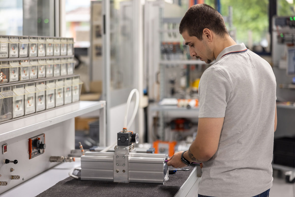 تصویر پرسنل در حال کار