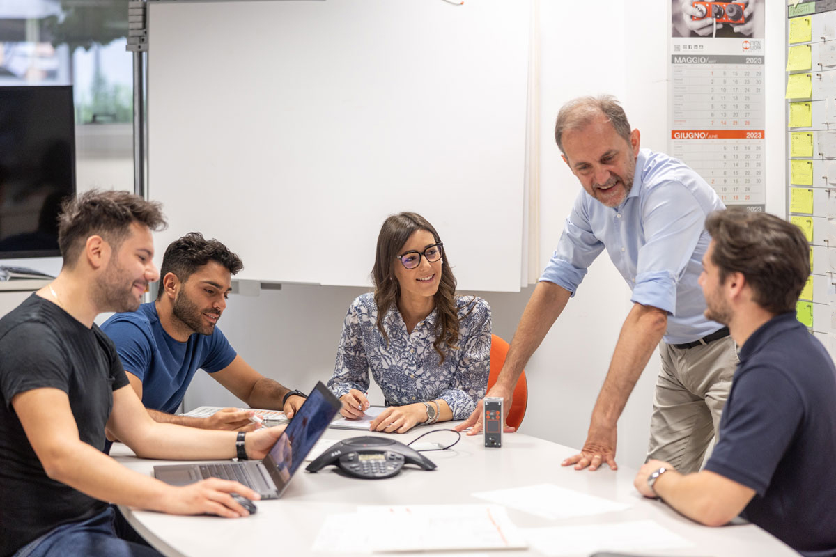 تصویر پرسنل در حال کار